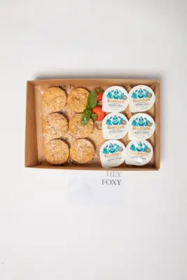 Apple crumble pies with fresh cream