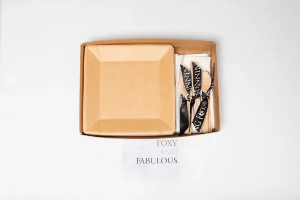 Napkins, plates and wooden cutlery